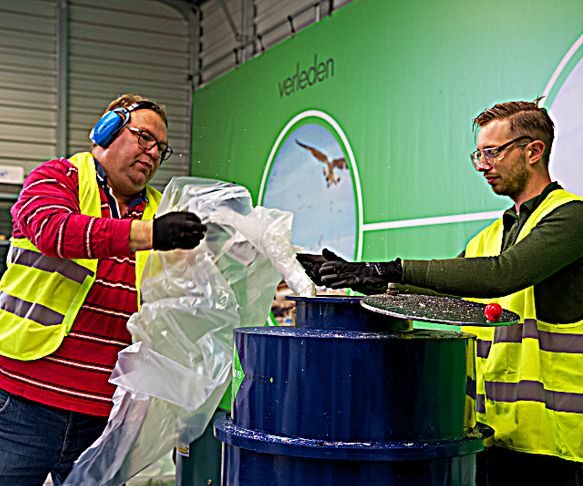 Paul van Marne mosterd helpt mee met het shredderen van plastic afval